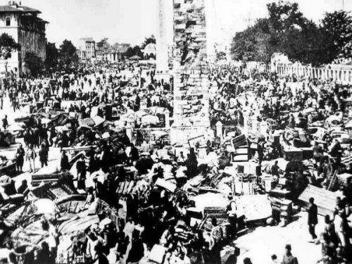 <p>İshakpaşa yangını sonrası Sultanahmet Meydanı (1912)</p>