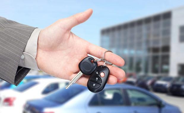 <p>Düşük vergi, tasarruflu yakıt tüketimi ve şehir içi kullanım kolaylığı gibi nedenlerle tercih edilen küçük sınıf otomobillerin fiyatları genellikle 30-40 bin lira aralığında seyrederken sadece Chevrolet, Dacia, Skoda ve Tata'nın sınırlı sayıdaki modellerinin fiyatı 30 bin liranın altında kaldı.</p>