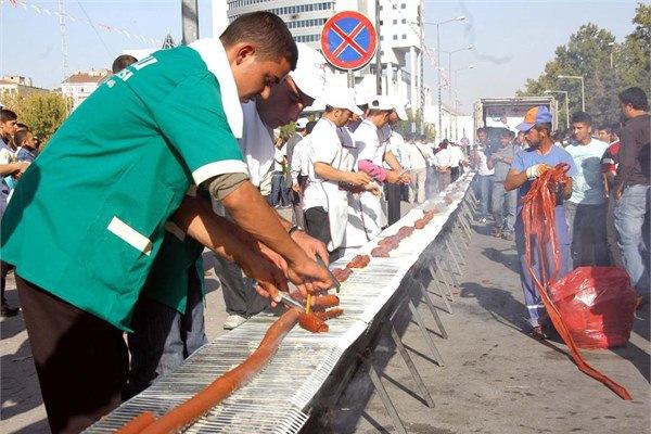 <p id="summary">ABD'de 2010 yılında düzenlenen Geleneksel Türk Festivali’nde Murat Aksu ‘’Dünyanın en uzun şiş kebabı’’nı yaparak Guinness Rekorlar Kitabı'na girmeye hak kazandı.</p>