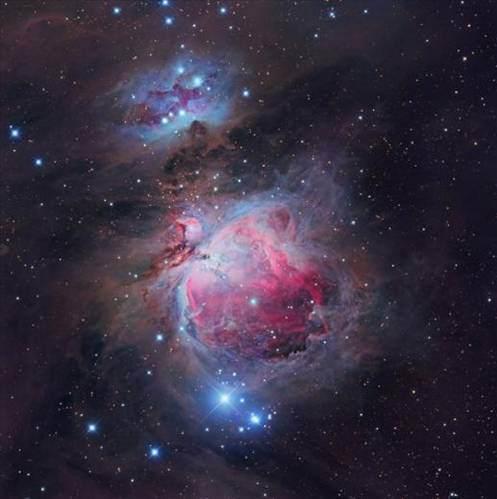 Çıplak gözle bakınca Orion Nebulası, Orion’un kılıcını oluşturan yıldızlar arasında ufak bir bulanıklık gibi görünüyor. Ancak teleskopla bakıldığında Nebula’nın gerçek ölçüleri ve karmaşık yapısı anlaşılabiliyor. Merkezde yeni oluşan yıldızlar patlayıp çevrelerine radyasyon saçarken tozun içinde bir boşluk oluşturarak hidrojen gazının pembe pembe parlamasına neden oluyor.