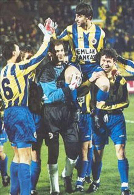 Fenerbahçe-Vanspor: 3-2 8 Ağustos 1999’da Kadıköy’de oynanan maça fırtına gibi başlayan taraf Vanspor’du. İlk yarı sonunsa skor tabelasında Vanspor’ un 2-0’lık üstünlüğü vardı. İkinci yarı oyuna ağırlığını koyan Fenerbahçe, karşılaşmayı 3-2'lik sonuçla kendi lehine çevirdi. Vanspor, 18 kişilik kadroda 16 yaşında alt yapıdan futbolcu bulundurduğu gerekçesiyle 3-0 hükmen mağlup sayıldı.