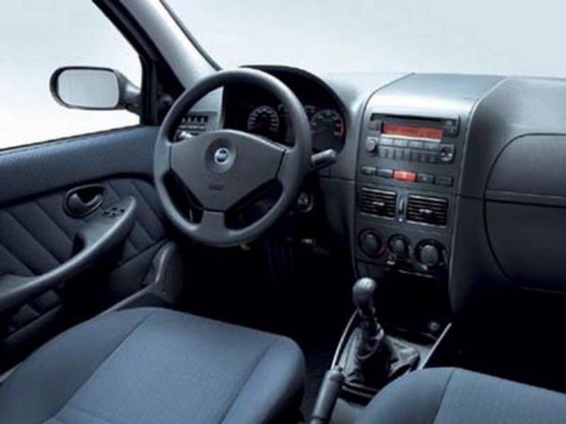 <p>Fiat Palio Sole 21 bin 950 TL'den başlayan fiyatlarla satılıyor.Fiat'ın diğer ekonomik modeli Palio Sole'nin satış fiyatı ise 20 bin 950.</p>