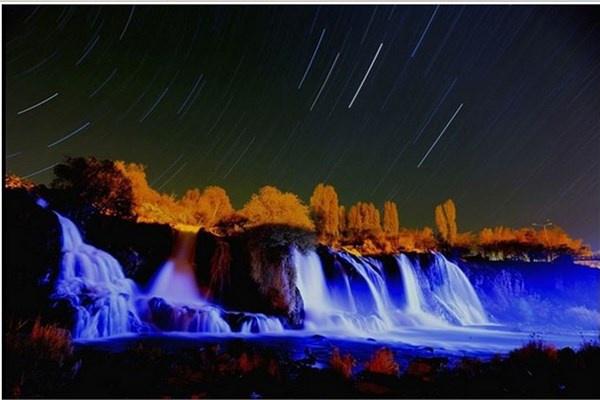 <p><strong>Vakıfbank &Ouml;zel &Ouml;d&uuml;l&uuml; - Ali İhsan &Ouml;ZT&Uuml;RK, Anadolu Ajansı</strong></p>
<p>Van'ın doğal g&uuml;zellikleri sonbaharda ziyaret&ccedil;ilerine eşsiz bir renk c&uuml;mb&uuml;ş&uuml; sunuyor. Muradiye il&ccedil;esindeki Muradiye Şelalesi'nin yıldızların altındaki manzarası b&ouml;lgeye turist &ccedil;ekiyor.</p>