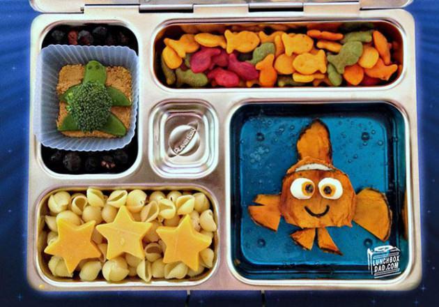 Lunchbox Dad ( Beslenme Çantası Babası ) olarak ünlenen Beau Coffron, kızı Abby için tasarladığı eğlenceli beslenme çantası fotoğraflarıyla kendine hayran bırakıyor.