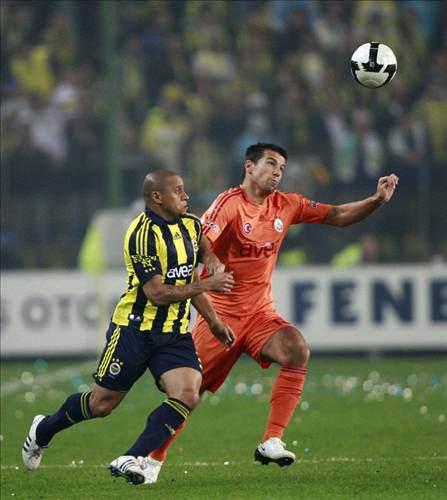 17-Galatasaray 2 - Fenerbahçe 2 -- 21 Eylül 2003 -- İki kez öne geçti Fenerbahçe, iki kez bir dakika sonra rakibini yakaladı Galatasaray. İstanbul Atatürk Olimpiyat Stadı'ndaki maçta Türk futbol tarihinin rekor miktardaki 70 bin 125 seyircisi dört kafa golü seyrederken, hakem Muhittin Boşat'ın karşılıklı iki penaltıyı es geçmesini ıslıkladı. Fenerbahçe'nin gollerini Kemal ve Van Hooijdonk atarken, aynı onura Arif Erdem ve Hakan Şükür'ün ensesi ulaştı!