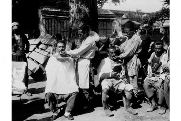 <p>Sokakta traş keyfi, 1909.</p>