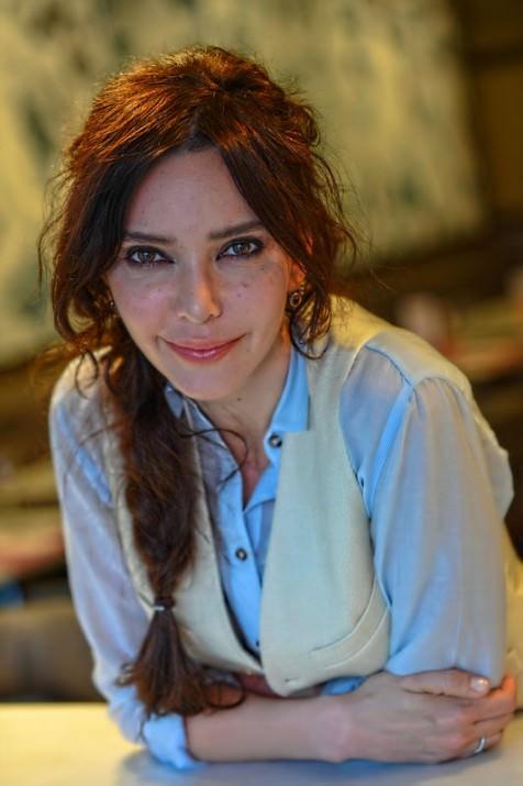 <p>Yıldız Kenter’in öğrencisi Mimar bir baba ile psikolog bir annenin kızı olan Hande Ataizi, oyuncu olmaya daha küçük yaşlarda karar verdi.</p>