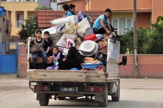 <p>Ülkelerindeki çatışmaların şiddetlenmesinin ardından Türkiye'ye kaçıp, Reyhanlı'da ev kiralayan Suriyeliler de patlamaların ardından oluşan gerginlik nedeniyle dönüyor.</p>