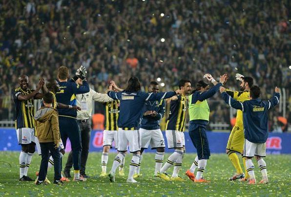 <p>İtalyan basınında ise Fenerbahçe için yaşanılan 3 temmuz sürecinden dolayı Juventus benzetmeleri yapıldı. İtalyanlar Fenerbahçe'nin önemli bir başarıya imza attığını belirtirken sarı lacivertlilerin seneye Şampiyonlar Ligi'nde oynamayacağından da bahsetti.</p>