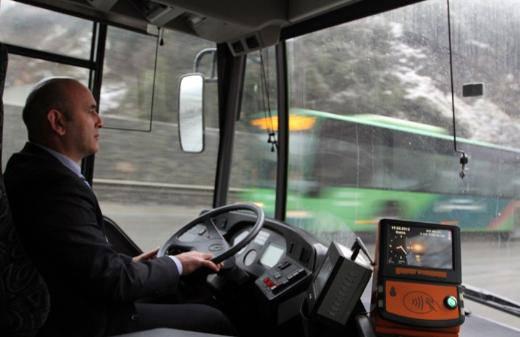 <p>İstanbul'da toplu ulaşım alternatiflerinin zaman içinde artması ulaşımda kolaylık sağlarken, kentin iki ucu arasında yolculuk yapanların kat ettikleri mesafe bazen hayret edilecek seviyelere çıkıyor. İstanbullulara hizmet veren 640 hat ve uzunlukları değerlendirildiğinde, hat başına düşen ortalama uzunluk 19,62 kilometre. İETT'nin hizmet verdiği hatlar dikkate alındığında en uzun hat 111 kilometre ile "139/A Harem-Şile-Ağva", en kısa hat ise 3 kilometre ile "31/K Kuyumcukent-Yenibosna Metro" oldu.</p>