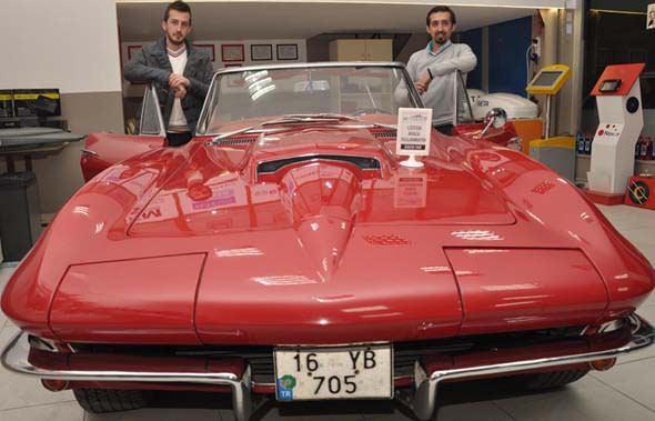 Bursa’da klasik otomobilleri orijinal hale getiren Eyyüp ve Eren Soyel kardeşlere ait Oto Dizayn Mağazası’nda, 1938 model Opel Admiral ve 1964 model Chevrolet Corvair marka otomobiller meraklıları için sergileniyor. Soyel kardeşlerin elektrik aksamlarını tamamladıkları ve ilk günkü haline getirdikleri otomobillerden en çok ilgiyi hikayesi nedeniyle Opel Admiral çekiyor. Eyyüp Soyel, Almanya’da Hitler dönemi üretimi olan otomobili Nazı subaylarının törenlerde kullandığını söyledi...