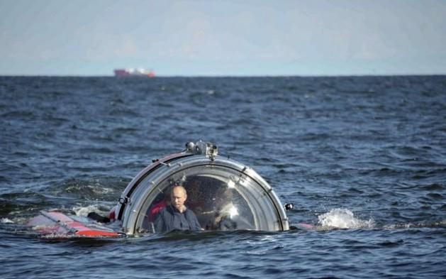 Rusya Devlet Başkanı Vladimir Putin 1869'da batan Çar İkinci Aleksandr'a ait gemiyi keşfetmek için Baltık Denizi'nde dalış yaptı.