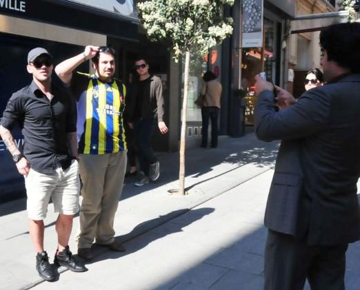 Muhabirlerin görüntü almaya devam etmesi üzerine “ No no no “ şeklinde tepki gösterdi.