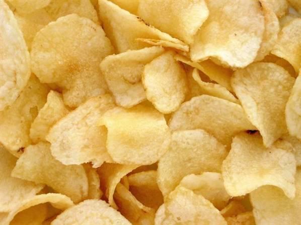 Şef George Crum, patates kızartmasını beğenmeyip ısrarla geri gönderen bir müşteriyi memnun etmek için patatesi olabildiğince ince dilimleyip kızarmış yağa atarak patates cipsini yarattı.