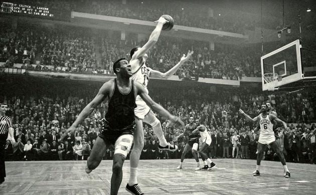 JOHN HAVLICEK VE CHET WALKER 15 Nisan 1965 Doğu Konferansı Finali'nde Boston Celtics'in Philadelphia 76ers karşısında 110-109 önde olduğu maçta Celtics gardı John Havlicek, son anda topu çalarak galibiyeti perçinlemiş ve takımını NBA Final serisine taşımıştı. Finalde Lakers'ı da beş maçta devirip şampiyon olmuşlardı.