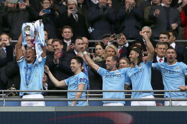 <p><strong>Manchester City</strong></p>
<p>İngiliz ekip forma sponsoru Nike'tan yıllık 14,3 milyon Euro, göğüs reklamı aldığı Etihad Airways'tan yıllık 47,8 milyon Euro kazanıyor.</p>