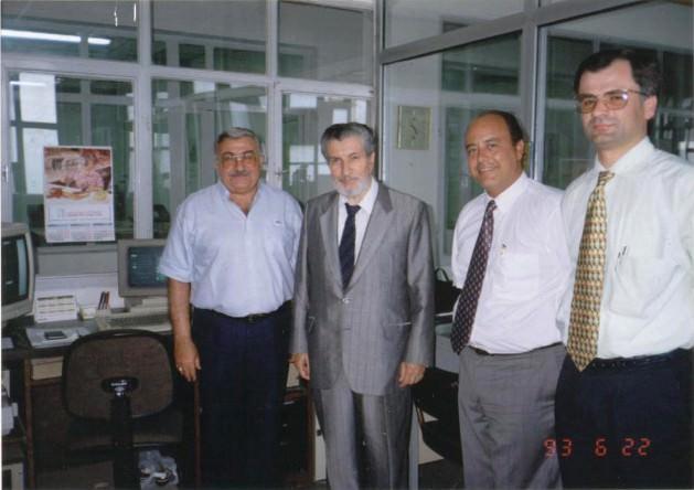 DPT uzmanı olarak ben de Özal'la birlikte geziyordum. Bu fabrikalardan biri de Ülker idi. Özal gibi ben de Sabri Ülker'i bu vesileyle tanıdım. Fabrikanın toplantı salonunda, büyük bir masanın etrafına sıralandık. Turgut Özal, özel sektör için getirilen kolaylıkları anlatıyor, Sabri Ülker'den yeni yatırımlar yapmasını istiyordu.