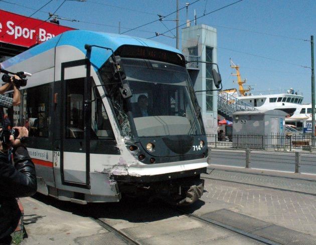 Sirkeci'de tramvay ile belediye otobüsü çarpıştı. Kazada otobüste bulunan bazı yolcular hafif şekilde yaralandı.