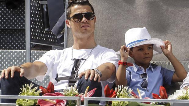 Real Madrid futbol takımının yıldız oyuncusu Cristiano Ronaldo minik oğluyla birlikte Madrid'de tenis karşılaşması izlerken objektiflere takıldı.