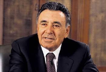 Aydın Doğan Lise öğrenimini Erzincan'da tamamlamıştır. Üniversite eğitimine daha sonra Marmara Üniversitesi olan İstanbul Yüksek İktisat ve Ticaret Mektebi'ni bitirdi.