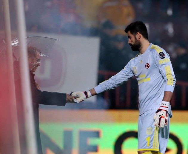<p>Trabzonspor ile Fenerbahçe arasındaki karşılaşma olaylı başladı. Volkan Demirel'e önce çakmak ardından da kapı kolu atıldı.</p>