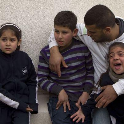 Filistinli Kestiro ailesinin 9 yaşındaki kızı Dina ve erkek kardeşi, evleri ruhsatsız olduğu iddiasıyla İsrail tarafından yıkılınca gözyaşlarına boğuldu. 