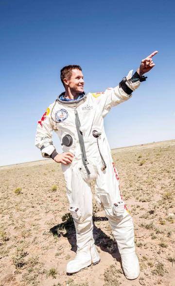 — Rekor denemesine doğrudan müdahalesi olmayan ancak bazı uzmanlarının destek verdiği NASA'dan, Baumgartner'a kutlama geldi. — Baumgartner, yardımcı olan komuta merkezindeki uzmanlardan ilk yardım ekibine kadar çok deneyimli insanların desteğini aldı. Baumgartner'in sağlık ekibinde NASA'nın cerrahları bulunurken, Avusturyalı hava dalışçısına atlayışın başından sonuna kadar 1960'ta 31 bin metreden serbest dalış yapan 84 yaşındaki emekli pilot Joe Kittinger yardımcı oldu. — Baumgartner'ın paraşütü kırmızı - beyaz... Yani ülkesi Avusturya'nın milli renkleri. — Baumgartner'in annesi de dahil olmak üzere birçok aile üyesi, Roswell'deki tesisten tarihi denemeyi izledi. Baumgartner'in annesi, oğlu paraşütünü açtığında gözyaşlarına boğuldu. — Baumgartner, Dünya'ya indikten sonraki ilk açıklamasında, "En önemli olan şey sağ salim Dünya'ya dönebilmekti" dedi.