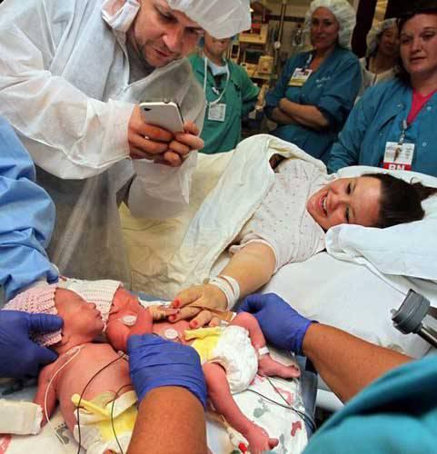 ABD’nin Ohio eyaletinde doğum yapan Sarah Thistlethwaite’in ikiz bebekleri yaklaşık 1 hafta önce elele tutuşarak dünyaya geldi