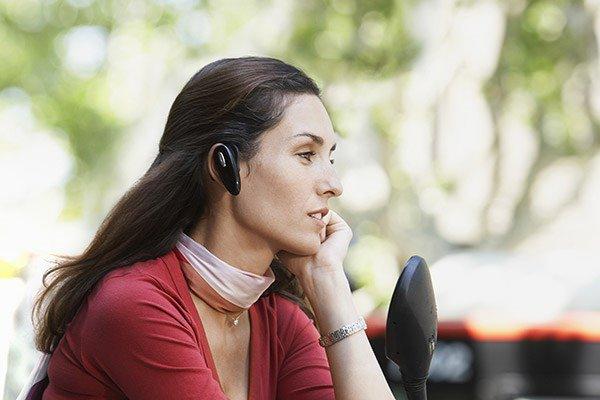 <p><strong>Bluetooth kulaklık</strong><br />
Telefonu omuzda sıkıştırarak kullanmak sağlığa zararlı olsa da, Bluetooth kulaklıklar hiçbir tarz kıyafete uymayarak kullananın dış görünüşünü bozuyor.</p>
