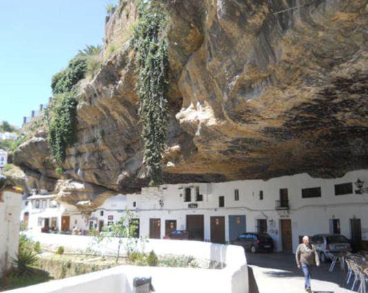 <p>Küçük bir İspanyol kenti Setenil de las Bodegas, Cadiz ilinin 157 km kuzey-doğusundadır. Kentin büyük bir bölümü dış duvarların eklenmesi ile mağaralar ve kayalık sahalara inşa edilmiş</p>
