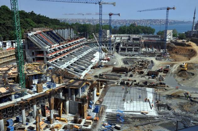 <p>Vodafone Arena'nın inşaasındaki son durumu Beşiktaş İnşaat AŞ Genel Müdürü İhsan Coşkun anlattı. Coşkun, çatı inşaatını da gerçekleşirse stadın Ocak 2015 tamamlanacağını söyledi.</p>