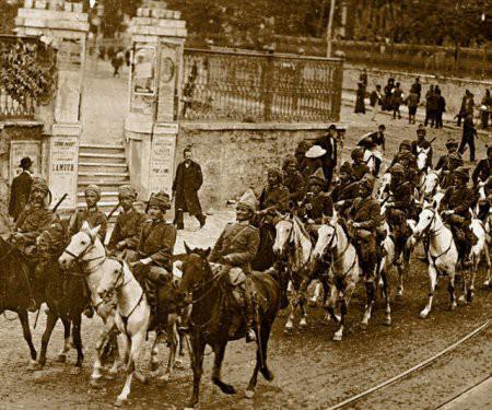 <p>Bu hafta Yitik Hazine Yayınları tarafından piyasaya çıkan "Balkan Harbi" adlı kitapta şehit edilen askerlerin, yaralı çocuk ve köylülerin, Türk köylerinde yapılan katliamların ve idamların fotoğrafları yayımladı. Fotoğraf, Balkan savaşlarına katılan Türk suvarileri...</p>