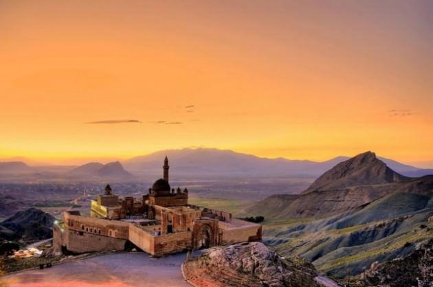 <p><strong>Hem Selçuklu hem Osmanlı</strong><br />
Doğubeyazıt`ın 5 km. uzağında sarp kayalar üzerine kurulmuş 116 odalı İshakpaşa Sarayı, Türkistan, Selçuklu ve Osmanlı mimari özelliklerini birleştiren bir yapı olarak karşımıza çıkıyor.</p>

