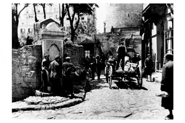 <p>At arabası kalabalık sokakta ilerliyor!</p>