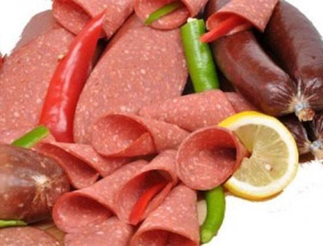 HELAL PAZARI BÜYÜYOR Başta gıda olmak üzere helal ürün ve hizmet pazarının küresel hacminin 2 trilyon dolara yaklaştığı tahmin ediliyor. En büyük ‘helal’ tedarikçileri ise ABD, Kanada, Brezilya, Yeni Zelanda, Avustralya, Tayland, Malezya, Filipinler, Endonezya, Singapur ve Hindistan olarak sıralanıyor. Helal sertifikası Türkiye’de 2009 yılından itibaren önem kazanmaya başladı. Bu alandaki ilk adımı Aytaç Gıda atmıştı. O dönemde Türkiye’de ilgili kuruluş olmadığı için yurtdışından sertifika alınıyordu. 2011’den itibaren Türkiye’de de sertifika veriliyor. İslami usullere uygunluk anlamına gelen “helal sertifikası” alan şirket sayısı hızla artıyor. Zeytin peynirden meyve suyuna, kozmetikten hijyen malzemelerine yüzlerce çeşit helal gıda sertifikalı ürün için Türkiye genelinde franchise ya da bayilik veriliyor.