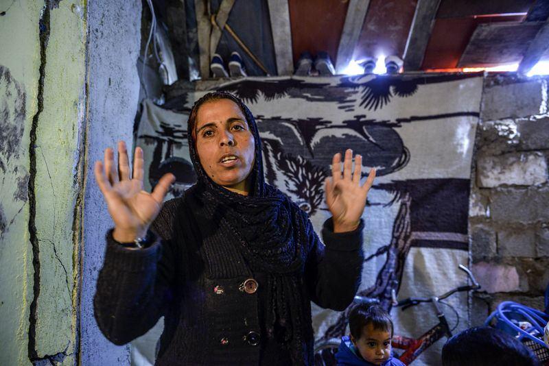 <p>"Ailem ve birçok akrabamızla kaçtık. Savaş çok kötüydü" diyen Leyla, "Esed kimseye acımadı. Okulum, evim yaşadığım yer, yerle bir edildi. Esed'e hakkımızı helal etmiyoruz" ifadesini kullandı.</p>