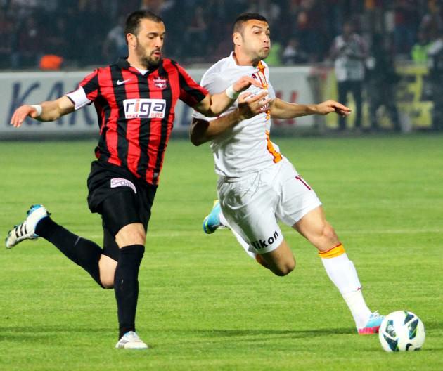 <p>SERDAR VE CENK<br />Beşiktaş, Gaziantepspor'un iki yıldızı Serdar Kurtuluş ve Cenk Tosun'u resmen istedi. (AMK)</p>