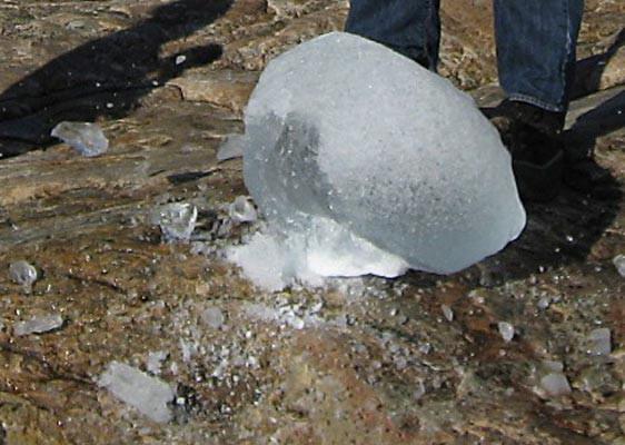 "Havaya atılan su buz olarak düşer mi?" Eksi 30 derecede havaya atılan su yere buz olarak düşer.