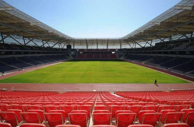 17. Akdeniz Oyunları  kapsamında inşa edilen, oyunları açılış ve kapanış törenlerinde zarar görmemesi  için çim ekilmeyen 25 bin seyirci kapasiteli Mersin Stadyumu'nda 15 Kasım'dan  itibaren futbol oynanabilecek.