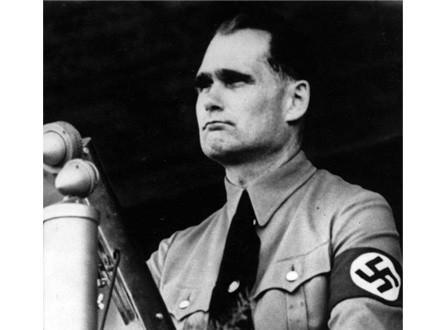 <p><strong>RUDOLF HESS</strong><br />Walter Richard Rudolf Hess (26 Nisan 1894, İskenderiye, Mısır Hidivliği – 17 Ağustos 1987, Berlin, Batı Almanya), Nazi Almanyası'nın önde gelen isimlerindendi. Aralık 1933'den itibaren SS-Ehrenführer (SS onursal lideri) olarak Obergruppenführer formasını giyme hakkına sahipti. Adolf Hitler'in Nasyonal Sosyalist Alman İşçi Partisi'ndeki vekiliydi. Hess, 17 Ağustos 1987 yılında Spandau hapishanesinde intihar ederek yaşamına son verdi. Cebinde Ailesine yazdığı kısa bir teşekkür notu bulundu. Öldüğünde 93 yaşındaydı ve Almanya'daki en yaşlı mahkumdu</p>