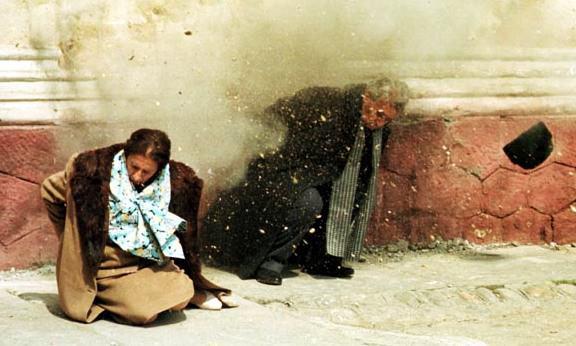 25 Aralık 1989’da kurşuna dizildi. Elena Çavuşesku’nun son sözleri, “Ben sizin annenizim” oldu. Nikolay Çavuşesku ise “Romanya sonsuza kadar yaşayacak” dedi.