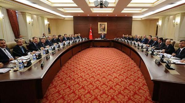<p>Başbakan Recep Tayyip Erdoğan'ın Fenerbahçeli olduğu 25 kişilik Bakanlar Kurulu'nda Galatasaray'a gönül vermiş 8 bakanın yer alması, kabinenin renginin 'sarı-kırmızı' olmasına neden oluyor.</p>