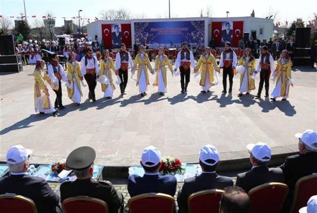 <p><strong>VALİ MUTLU’DAN NEVRUZ MESAJI</strong><br /><br />Vali Mutlu kutlamaların ardından Nevruz Bayrımı nedeniyle verdiği mesajda şunları söyledi: "Bugün baharın çok özel bir günü, baharın başlangıcı ve dünya Nevruzla birlikte yeni bir güne doğuyor. Türk dünyasıyla birlikte Ortadoğu coğrafyası, Kafkaslar, Balkanlar, çok geniş bir coğrafyada bugün Nevruz kutlanıyor. Gönüller farklı bir neşeyle buluşuyor. Bugün, bütün bu geniş coğrafyada herkes barış, güzellikler, bereket, mutluluk, huzur için dua ediyor. Nevruzda aslında zaten budur, barıştır, kırgınlıkların ortadan kaldırılmasıdır, kucaklaşmadır, bayramdır. Nevruz aynı zamanda berekettir, bol ürünler almak üzere yaradan dua etmektir. Bereketli bir yıl için herkesin dua ettiği gündür. Nevruz herkesin sevincini paylaştığı bir gün olması nedeniyle çok güzel bir vesileyle hem Anadolu’da, kendi coğrafyamızda hem de dünyanın her yerinde coşkuyla kutlanan nevruzu yürekten kutluyorum. Bu güzel bahar ve çiçek şehri İstanbul’umuzda bu bayramı hep birlikte dualarımızı bu törene katılanlarla birlikte hem ülkemizden hem de Türk dünyasından katılımlarla birlikte fevkalade coşkulu bir şekilde kutladık" dedi.</p>
