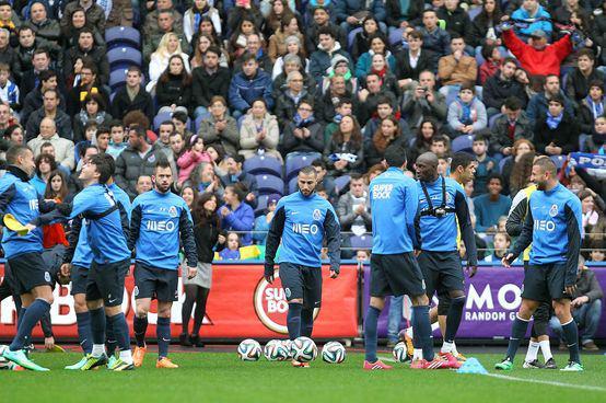 <p>Kul&uuml;b&uuml;n internet sitesinden yapılan a&ccedil;ıklamada, Porto formasıyla ilk antrenmanına &ccedil;ıkan Quaresma'yı izlemek i&ccedil;in 10 binin &uuml;zerinde taraftarın Estadio do Dragao Stadı'na geldiği vurgulanırken, s&ouml;zleşmenin detayları belirtilmedi.</p>