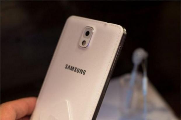 <p>Galaxy Note 3 Arka panelinde 13 megapiksel kamera bulunan telefon, aynı zamanda 'akıllı stabilizasyon' ve otomatik focus kamera teknolojilerine sahip. Note 3, Android 4.3 işletim sistemi kullanıyor.</p>