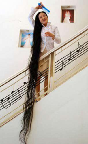 <p>Çin'in Guangxi Province eyaletindeki Xie Qiping'in saçları 8 Mayıs 2004 tarihinde 5.627 metre uzunluğundaydı</p>