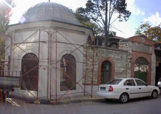 <p>Emir Ahmed Buhari Türbesi<br /><span><br /> Hoca Üveys Mahallesi Emir Buhari Sokak Emir Buhari Camii bahçesi Malta - Fatih</span></p>