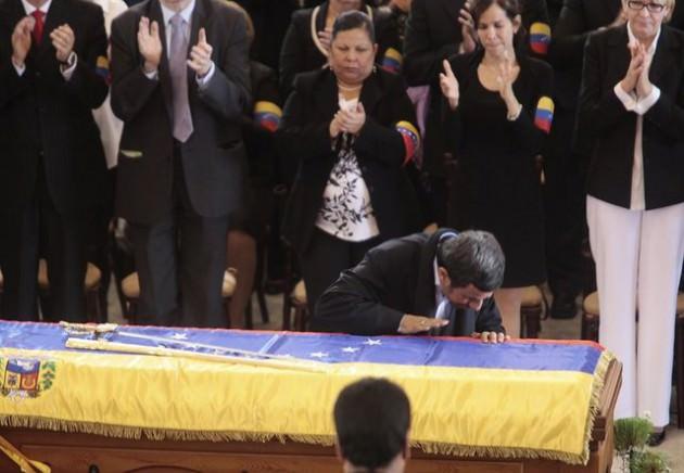 Venezuela Devlet Başkanı Hugo Chavez'in cenaze töreni, 50'den fazla ülkeden üst düzey liderin katılmıyla sona erdi. Mahmud Ahmedinejad tabuta sarılırken cenazaye katılanlar ayakta alkışladı