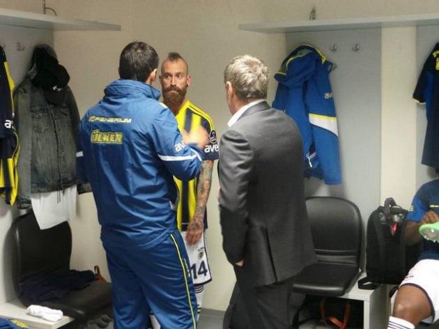 <p>Son haftalarda performansı ve sahadaki hırçınlığıyla eleştirilen Raul Meireles'in, Bursaspor maçındaki müthiş oyununun sırrı da ortaya çıktı. Görüntülerde Ersun Yanal'ın maç öncesi Portekizli oyuncuyu yanına çağırıp mini bir görüşme yaptığı görüldü.</p>