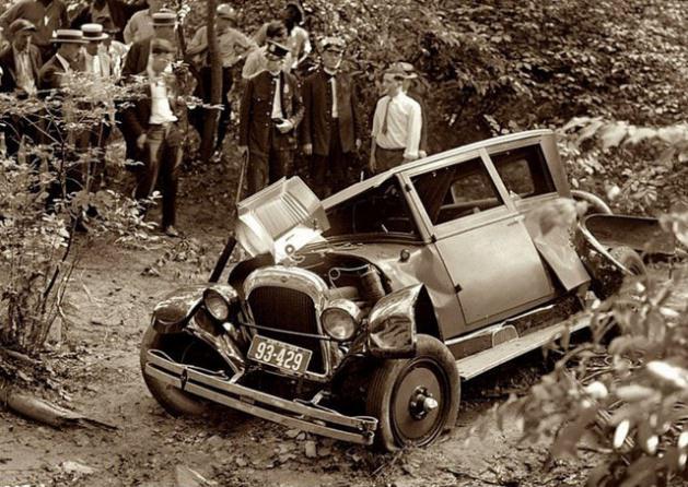 <p>17. Amerika’da bir otomobil kazasında ölen ilk kişi 68 yaşındaki bir emlak komisyoncusu olan Henry H. Bliss’tir. 14 Eylül 1899’da New York’ta, Bey Bliss tramvaydan indi, bir kadın yolcuya yardımcı olabilmek için döndü ve bir taksi ona çarptı.</p>